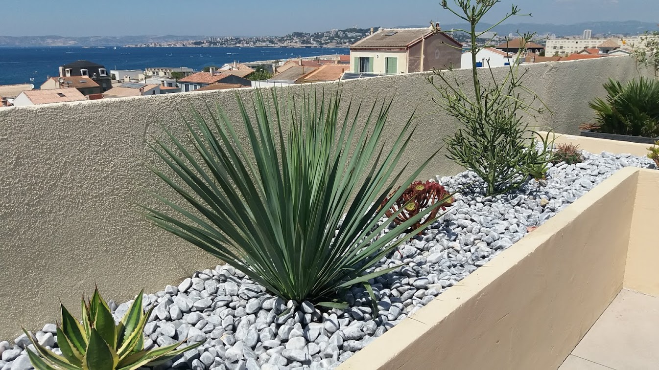Aménagement de terrasse à Marseille, 13008, avec un design paysagé mettant en valeur des plantes et un espace extérieur harmonieux