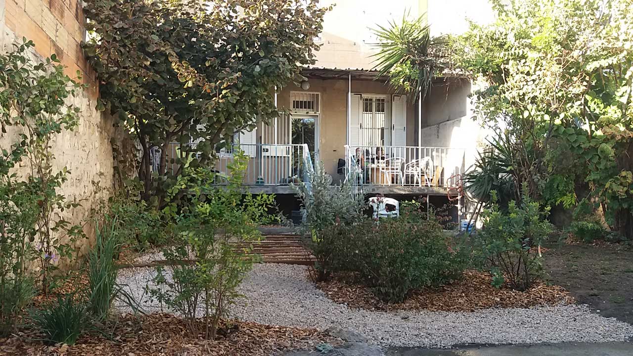 Vue du jardin désaxé à Marseille, intégrant des éléments paysagers modernes au cœur de la ville