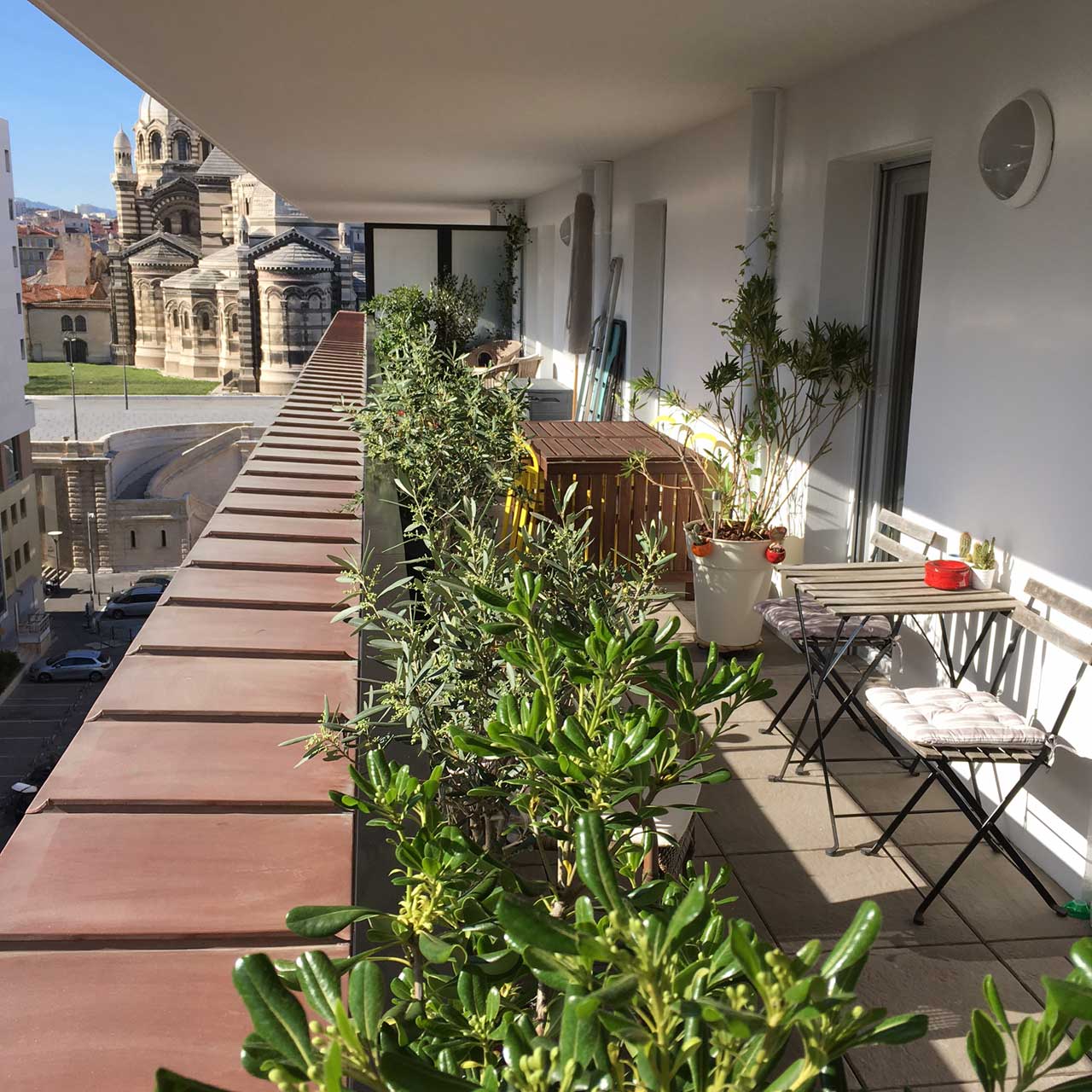 Aménagement paysagé sur une terrasse proche de La Major à Marseille, 13002, avec des éléments de création moderne et végétalisation harmonieuse