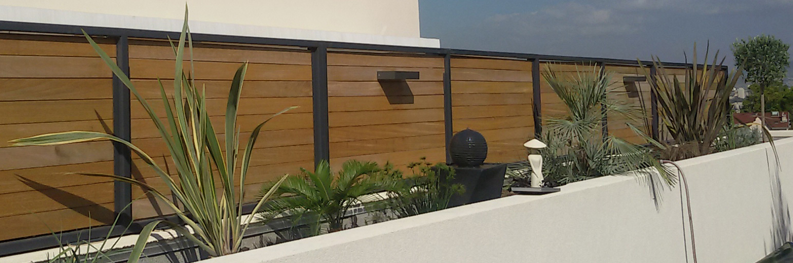 Terrasse aménagée par un paysagiste à Marseille, avec une combinaison de végétation et de design esthétique
